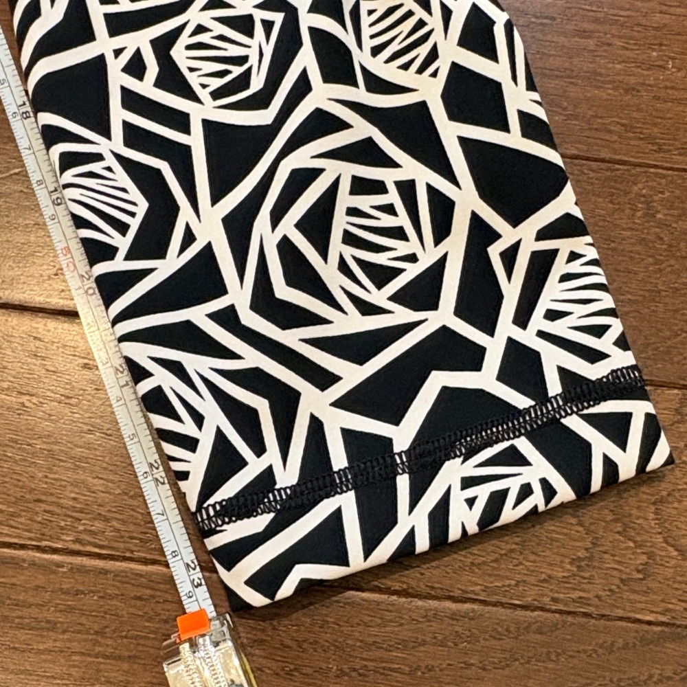 Lululemon Leggings Size 4 High Times Posey Black White Geometric Rose Print EUC - Picture 13 of 14